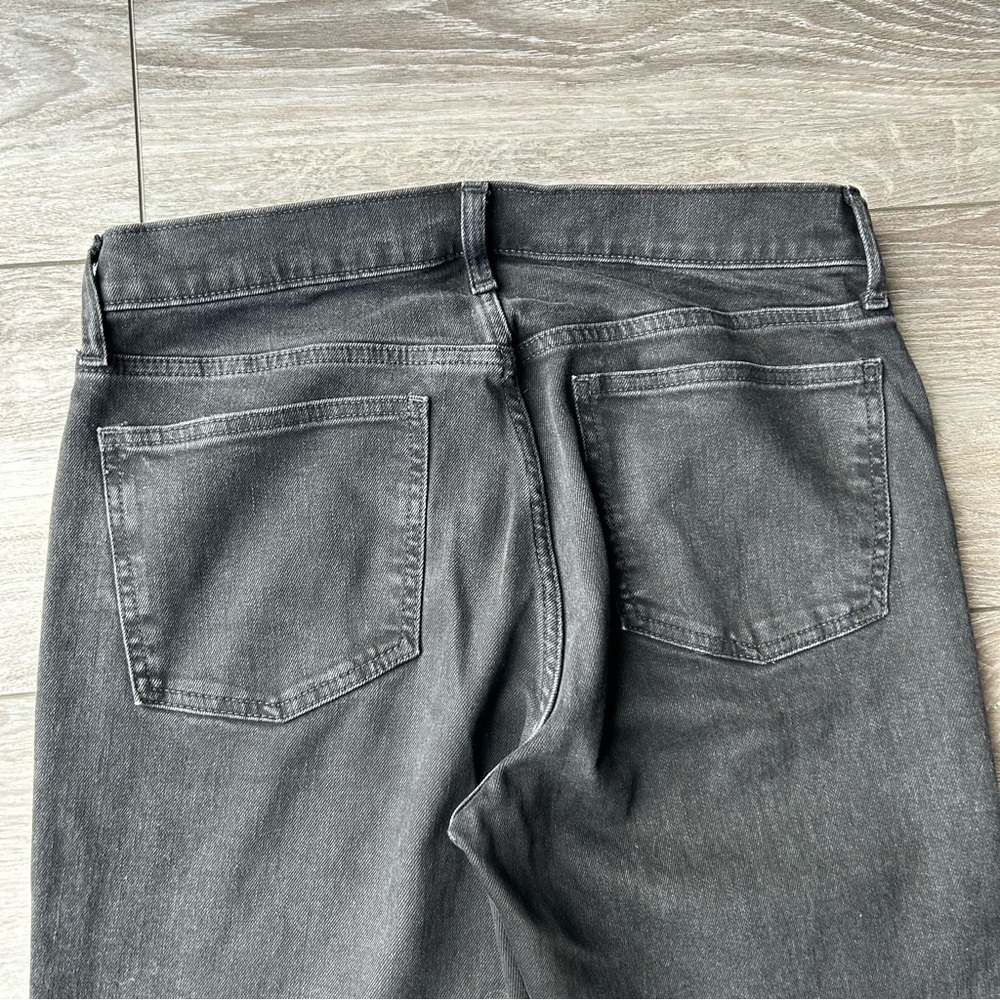 Gap Mid Rise Girlfriend Jeans  in Black Wash - Picture 15 of 15